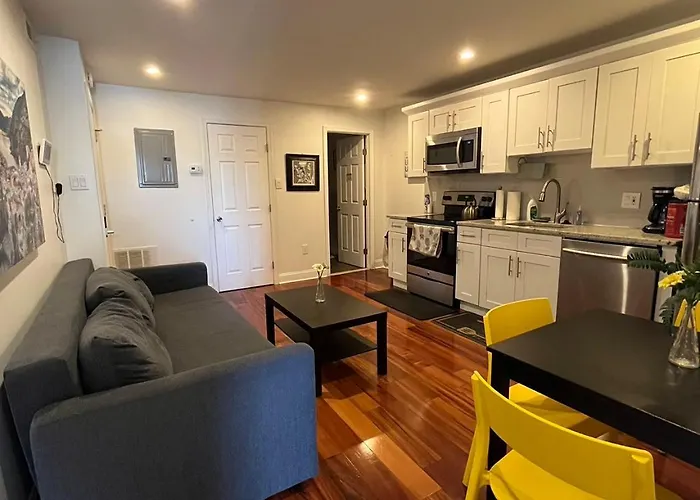 Modern Cozy Unit Near Geno\'S & Pat\'S