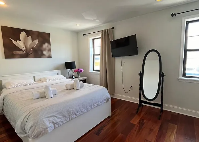 Modern Cozy Unit Near Geno\'S & Pat\'S