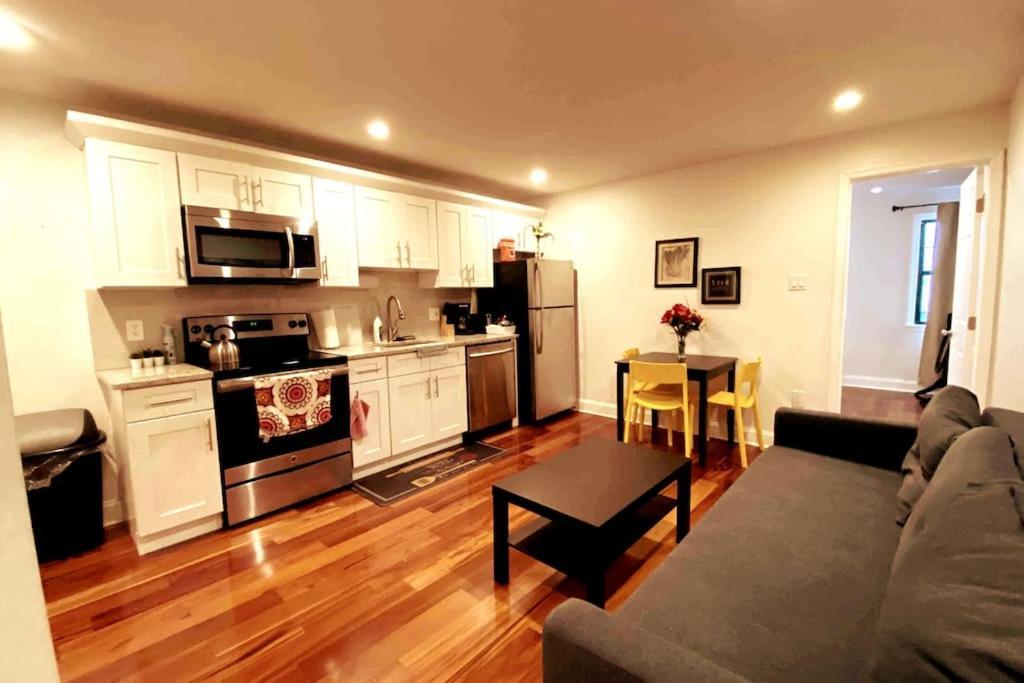Modern Cozy Unit Near Geno's & Pat's *