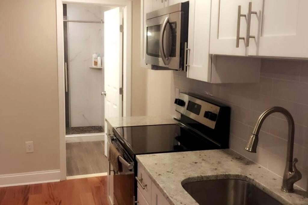 Modern Cozy Unit Near Geno's & Pat's Appartement
