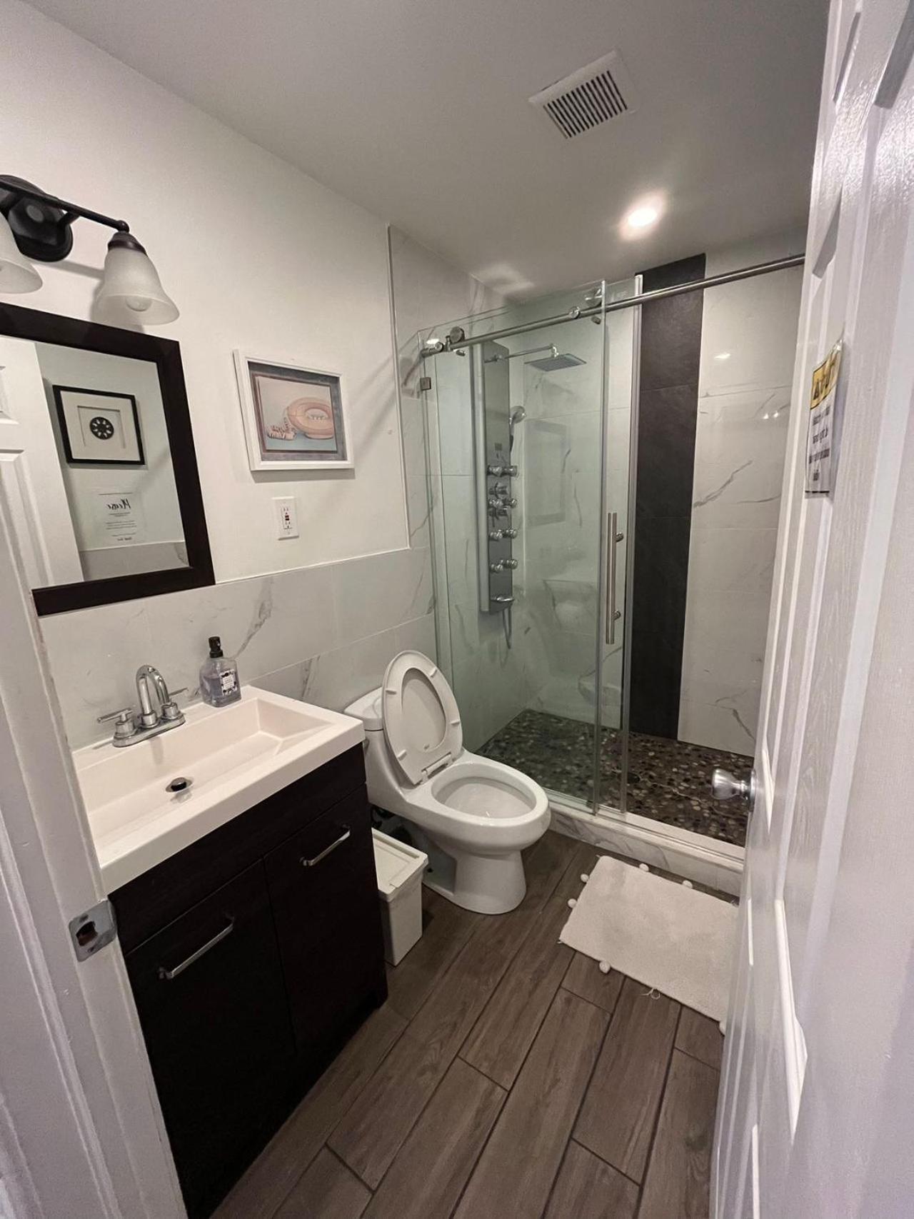 Modern Cozy Unit Near Geno's & Pat's Philadelphie